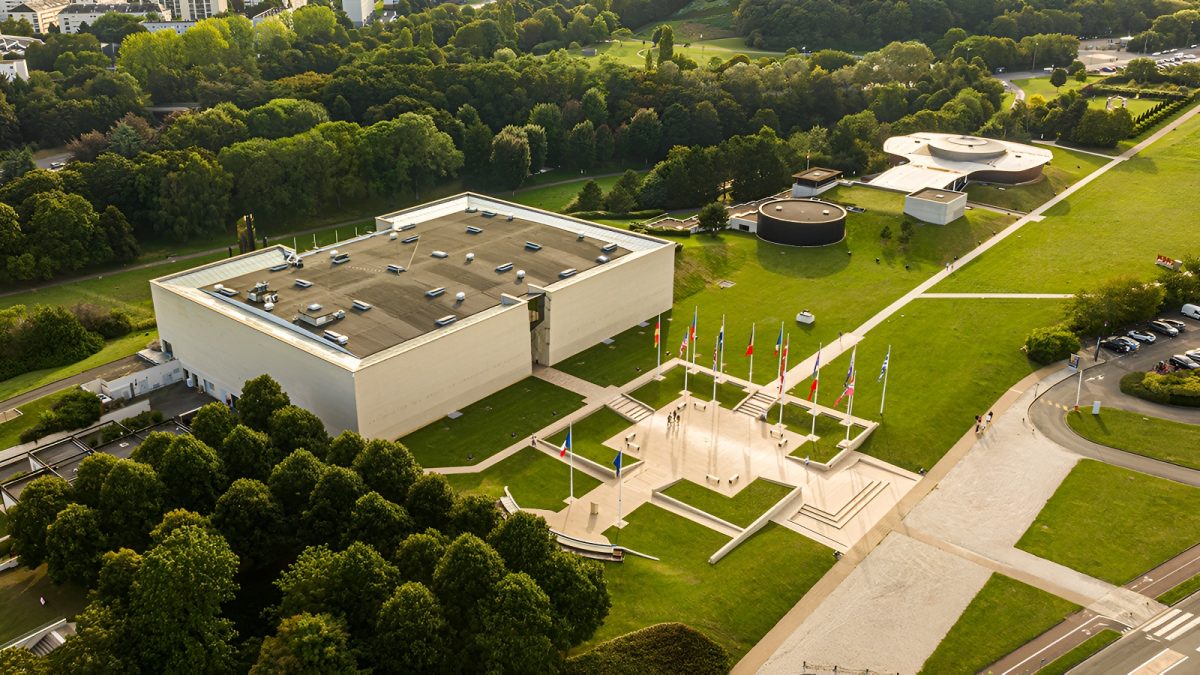 Excursions d'une journée depuis L’Isle-Adam-photo-drone-memorial.jpg