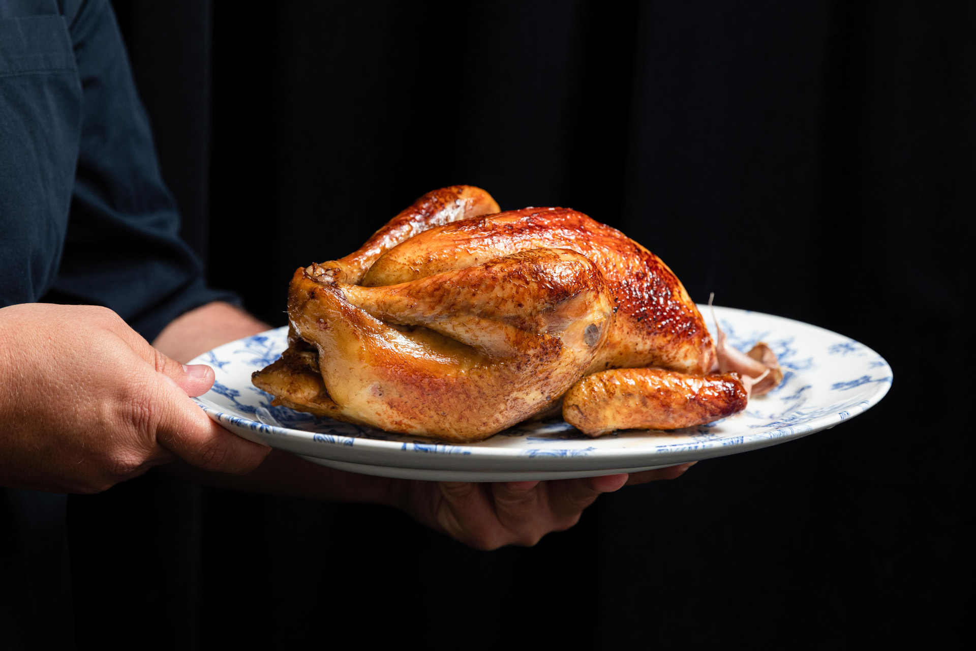Le Coq et Fils-poulet-roti-sur-un-plat.jpg