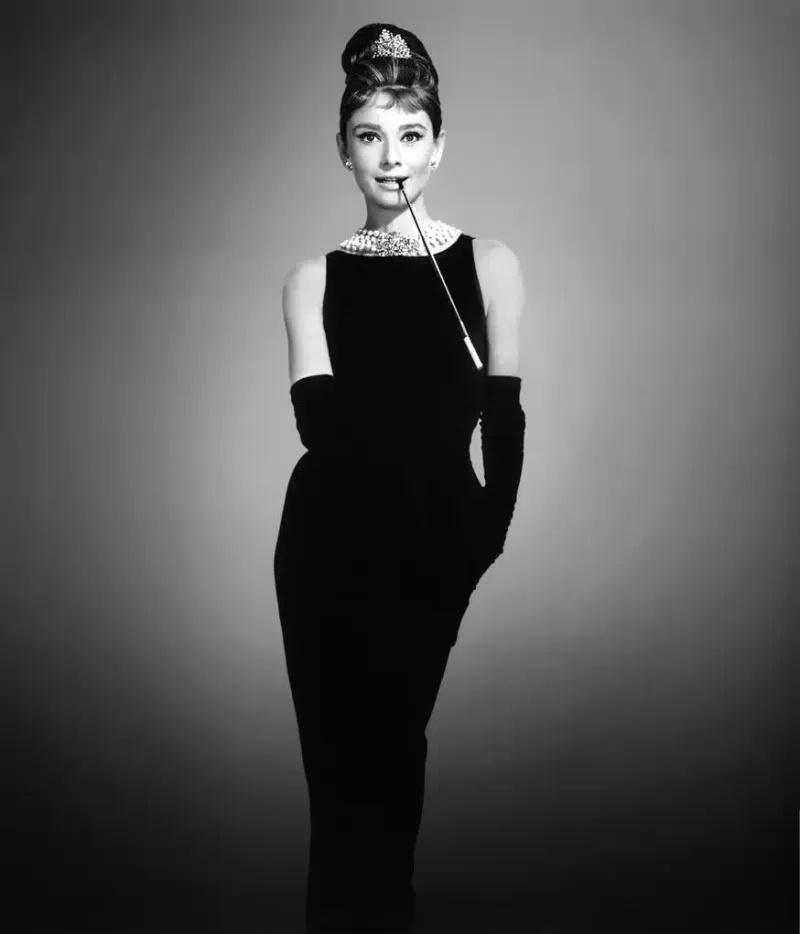 chanel-audrey-hepburn-petite-robe-noire-opt.jpg