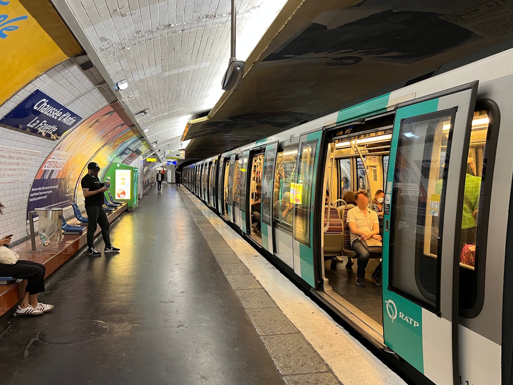 Station de métro Chaussée d'Antin-Lafayette-rame-dans-station.jpg