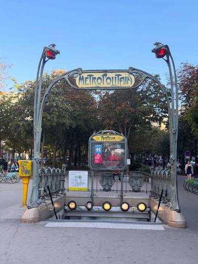 Station de métro Chaussée d'Antin-Lafayette-entree-principale.jpg