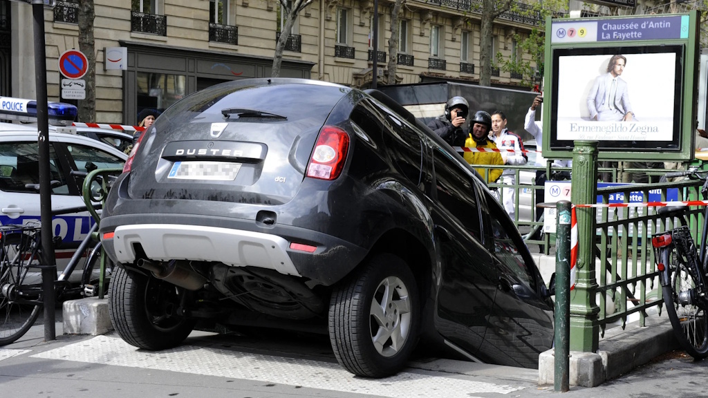 Station de métro Chaussée d'Antin-Lafayette-Une-voiture-dans-la-bouche-de-metro.jpg