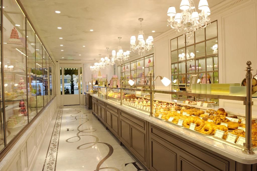 Ladurée Paris Royale-magasin.jpg