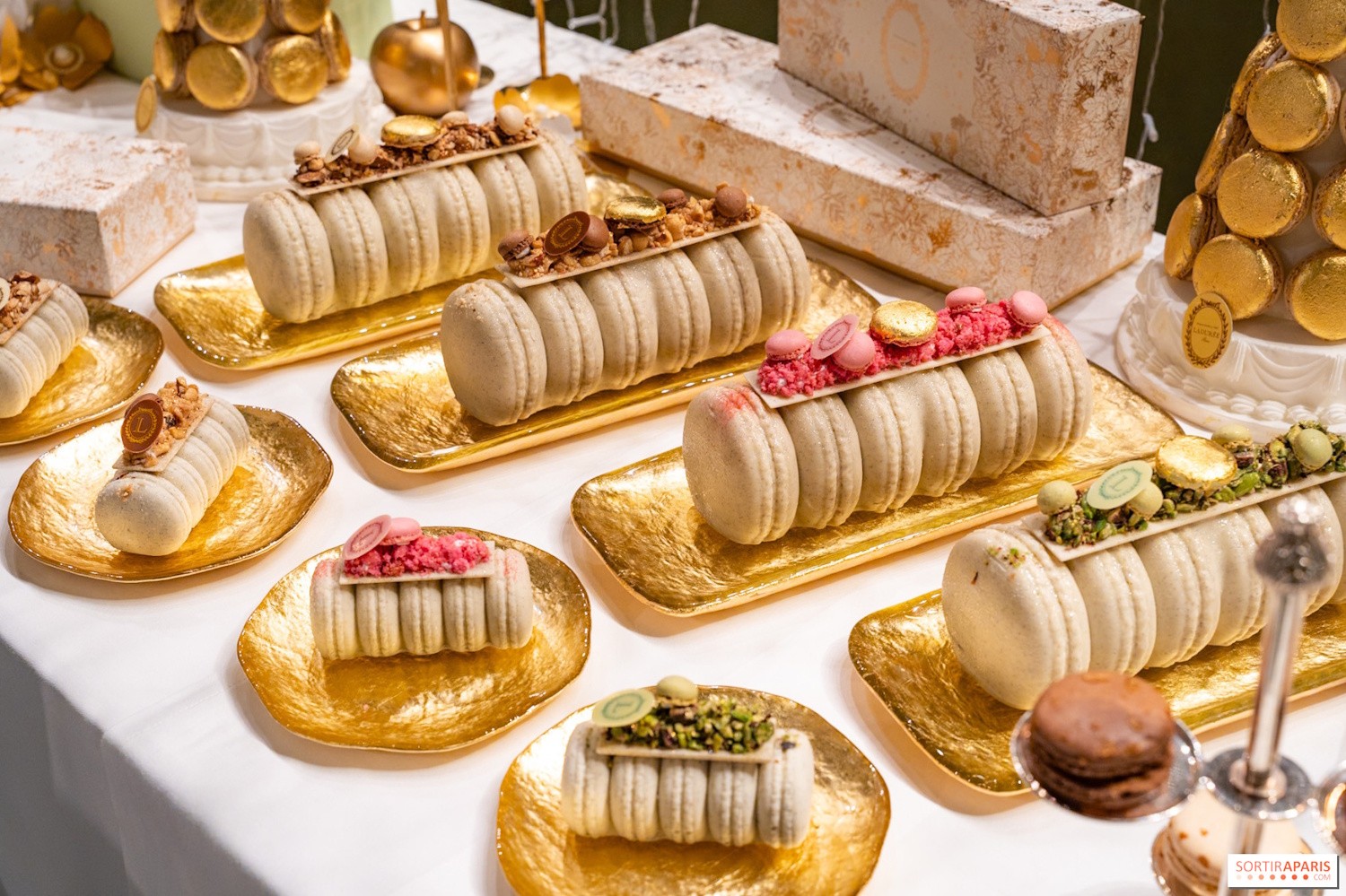 Ladurée Paris Royale-presentation-macarons.jpg