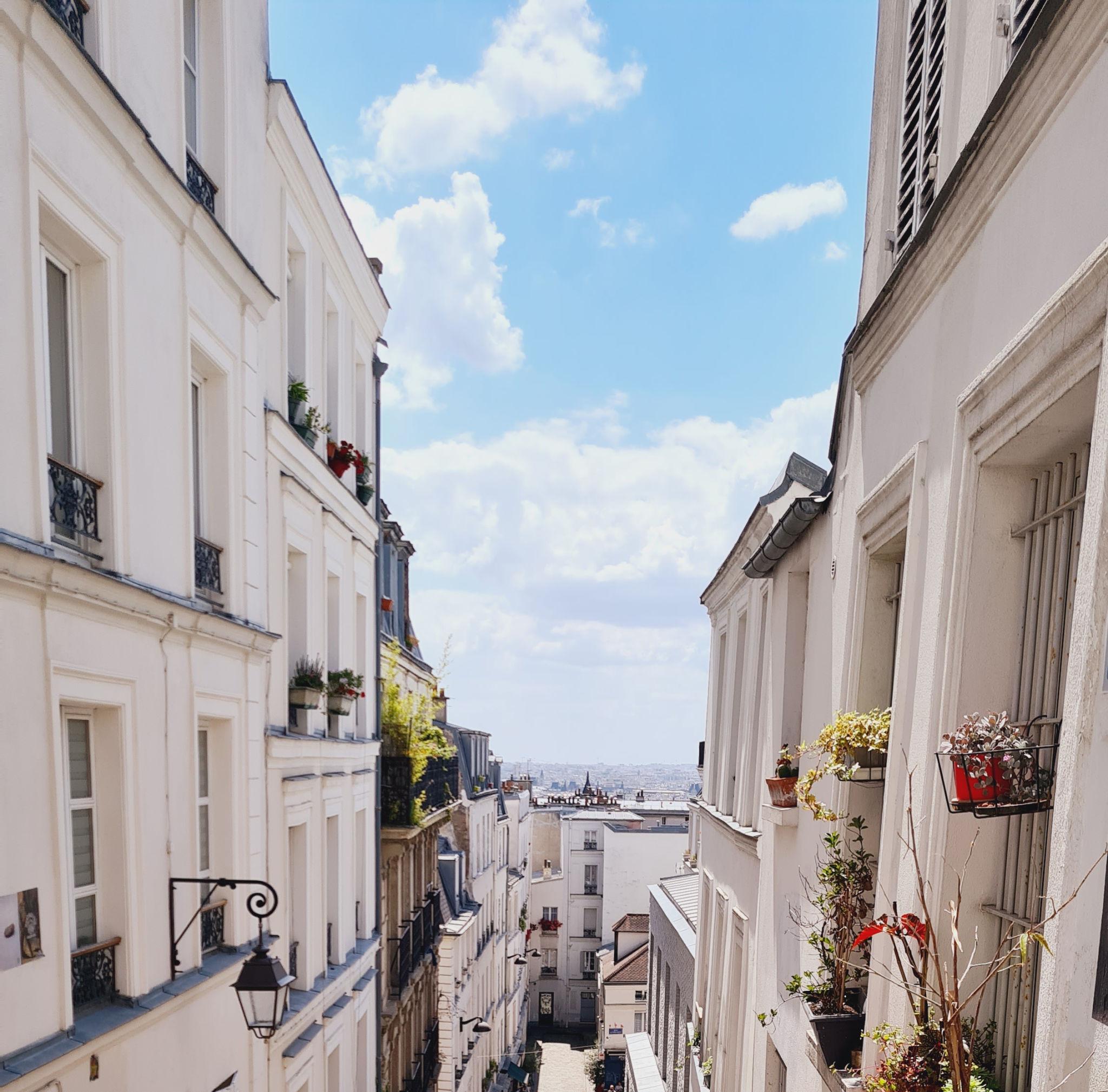 Rue du Mont Cenis-dans-le-ciel-de-montmartre.jpg