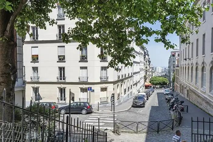 Rue du Mont Cenis-bas-de-la-rue.jpg