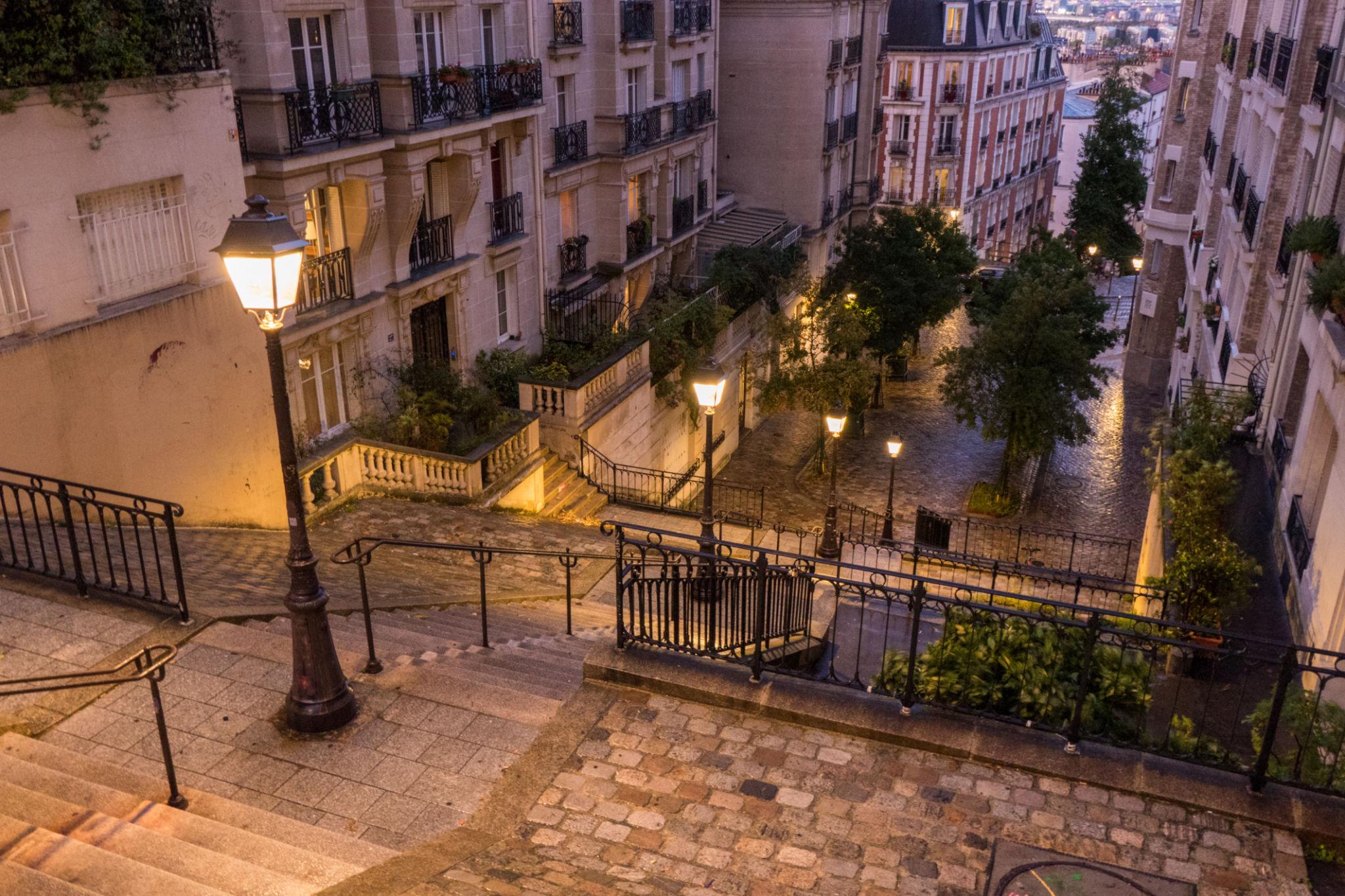Rue du Mont Cenis-la-nuit.jpg