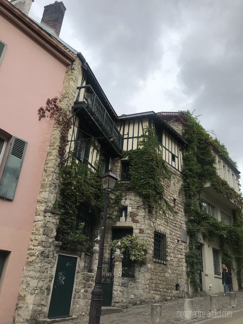 maison-aux-aigles-rue-delabreuvoir-montmartre-02.jpeg