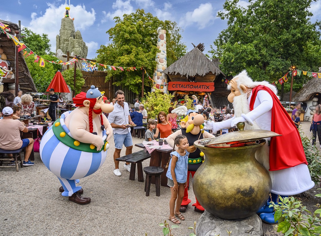 Costumes de personnages gaulois au Parc Astérix lors d'une animation