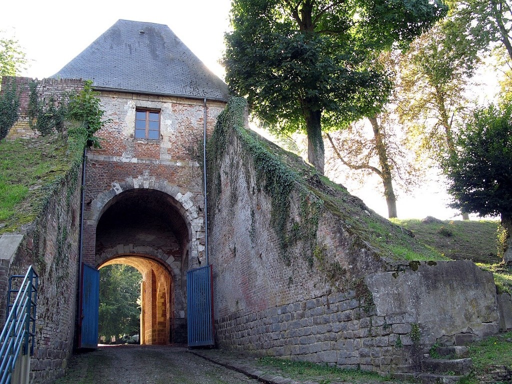 Picardie et Flandre-Citadelle_de_DoullensDoullens.jpg