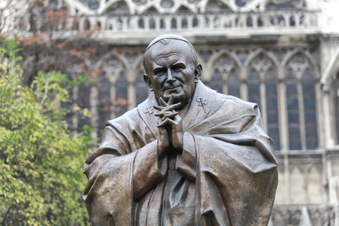 Fontaine de la Vierge-statue-jean-paul-ii.jpg