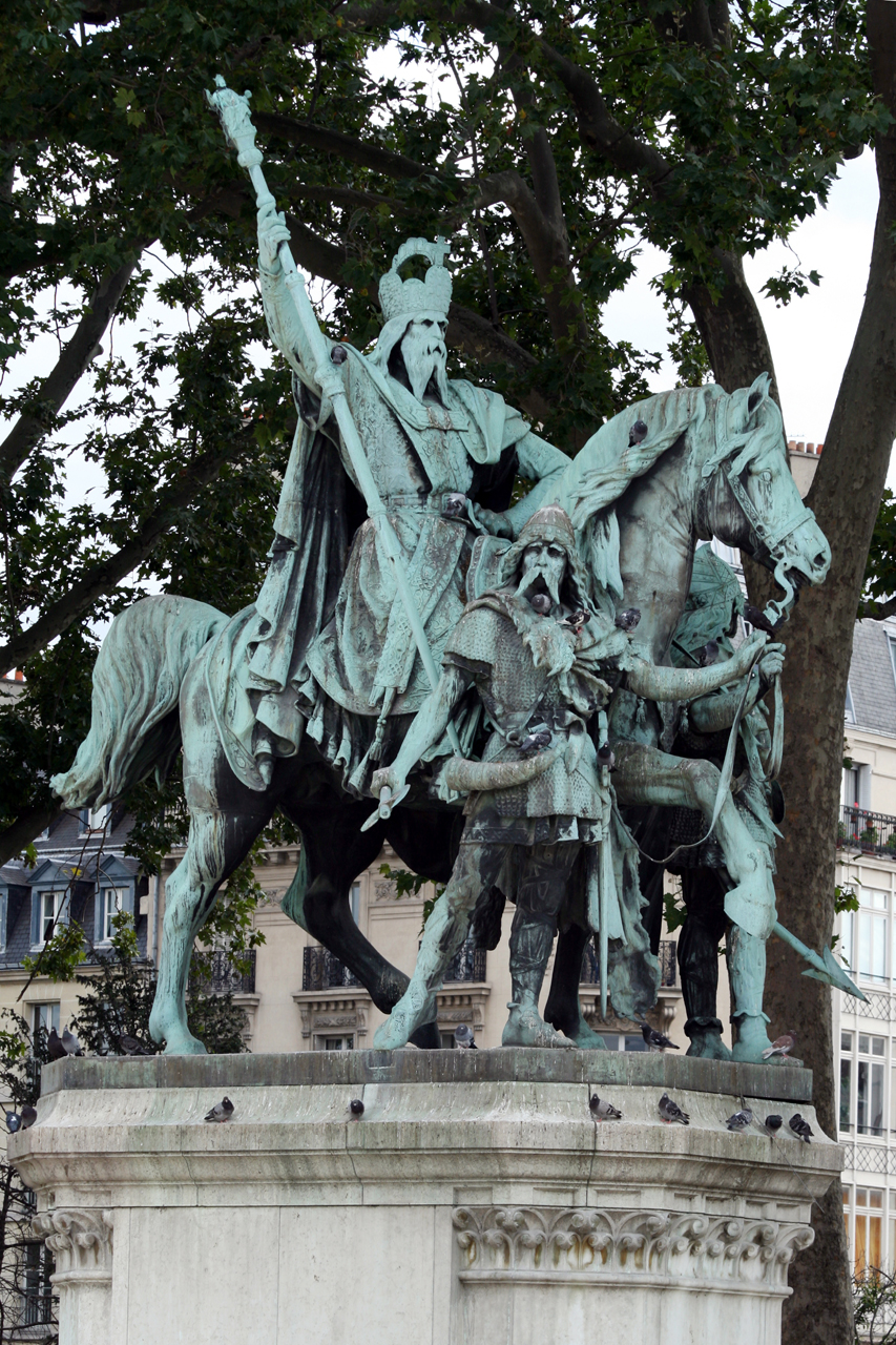 Fontaine de la Vierge-Charlemagne_et_ses_Leudes.jpg