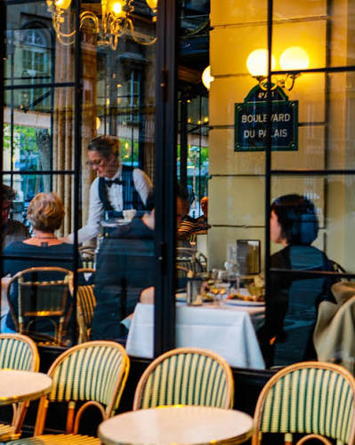 Deux Palais - restaurant-serveur.jpg