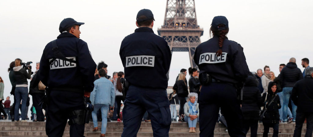 Insecurite-in-paris-french-police-in-front-tour-eiffel