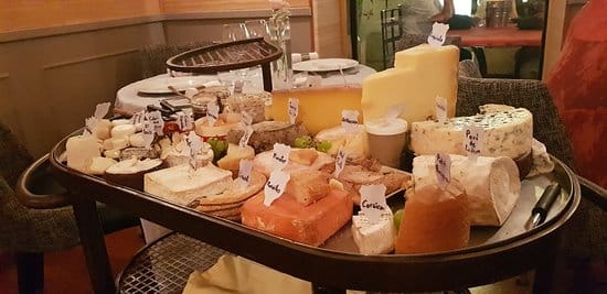 Etiquette-table-presentation-cheeses-on-a-rolling-table