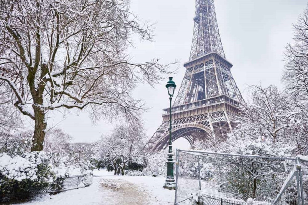 winter-season-in-paris-under-snow