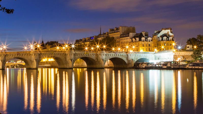 Croisieres-sur-canaux-parisiens-illumination-pont-neuf-la-nuit