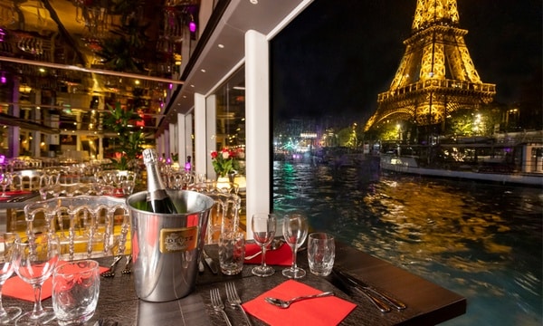 Cruise-on-the-Seine-by-night-near-eiffel-tower