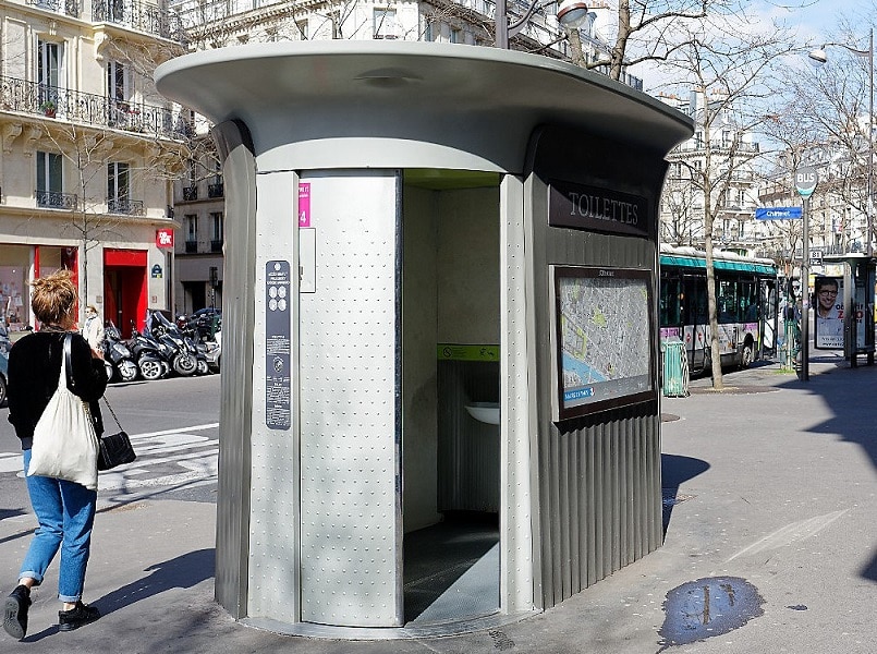 que-savoir-avant-de-visiter-Paris-sur-sanisettes-parisiennes-toilettes-payantes