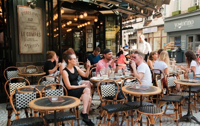 Relaxation-breaks-terrasse-cafe-in-paris