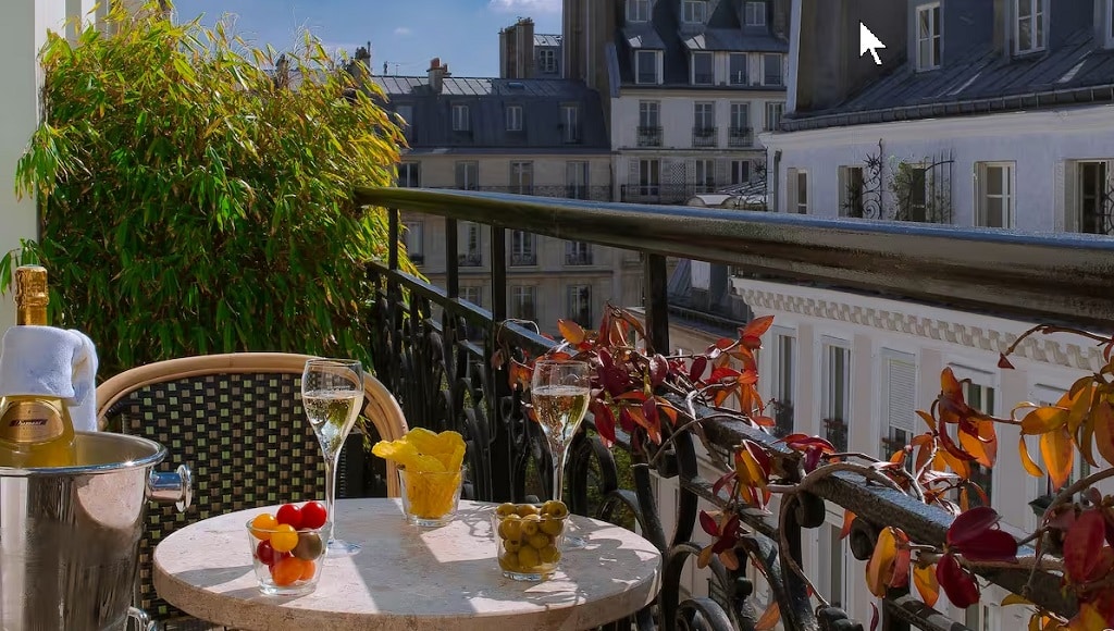Montmartre-hotels-room-with-balcony