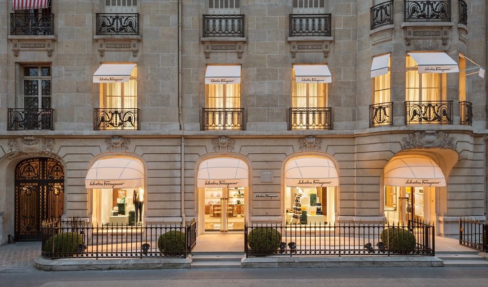 Montaigne-Avenue in Paris, 500 m of luxe and Haute-Couture 