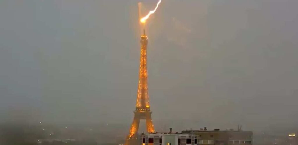weather-forecast-of-paris-thunder-over-eiffel-tower